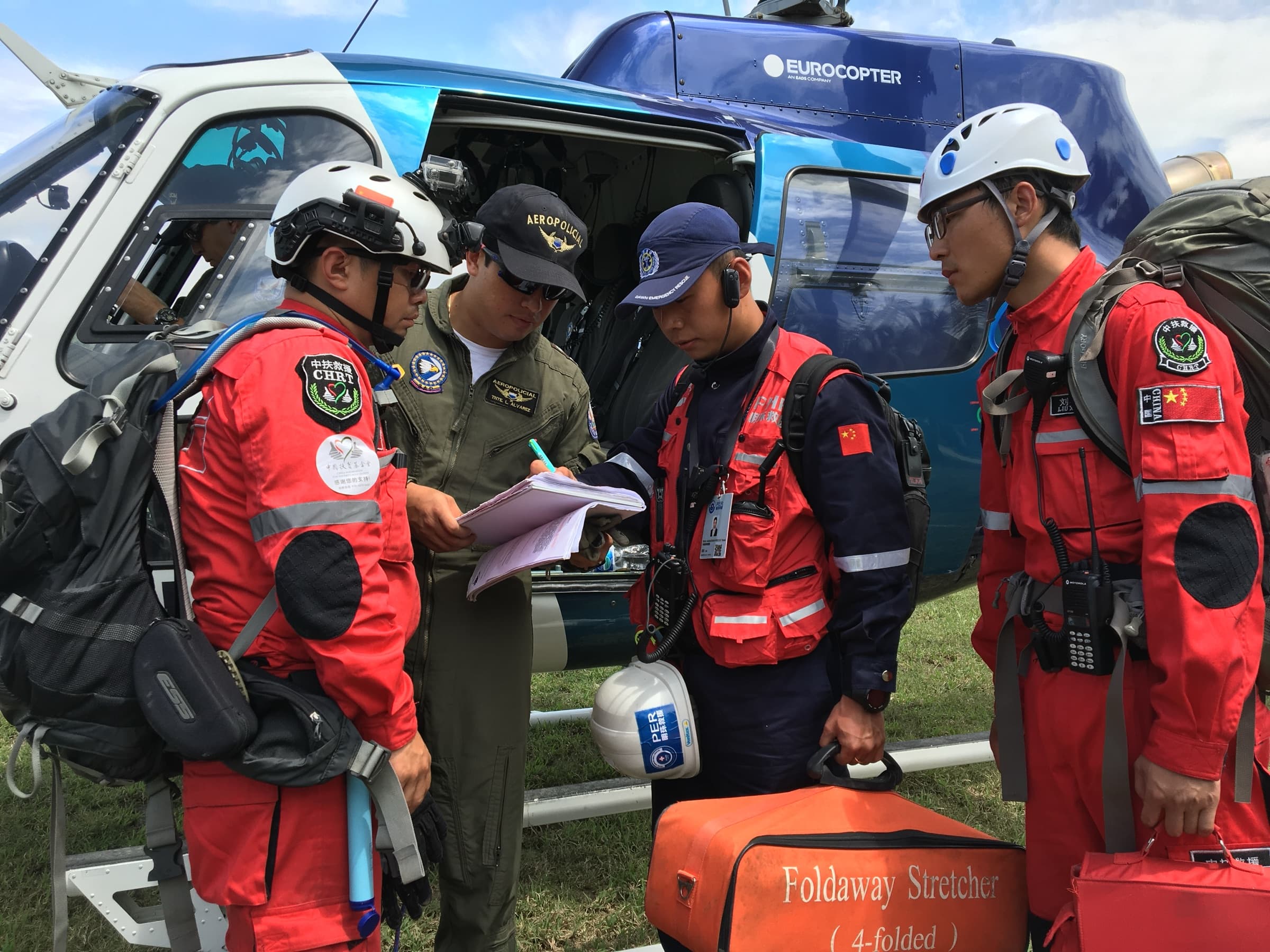 Personal de respuesta humanitaria preparando equipo médico y logístico.